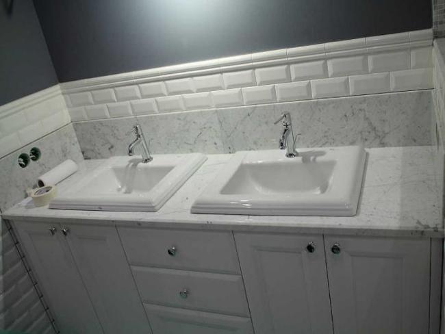 Столешница в ванную с фартуком h=250мм. Материал: мрамор Bianco Carrara C. Размер: 600х1800 мм. Стоимость изделия: 34 300 руб.