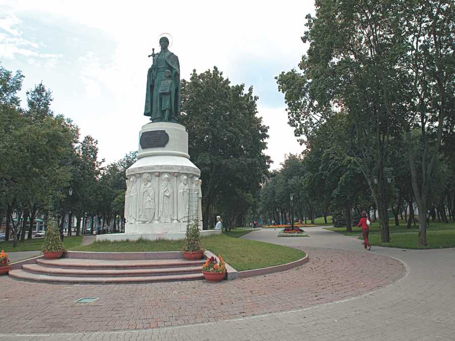 Псков. Памятник святой равноапостольной княгине Ольге 