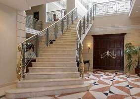 Мраморные лестницы: особенности материала и дизайн